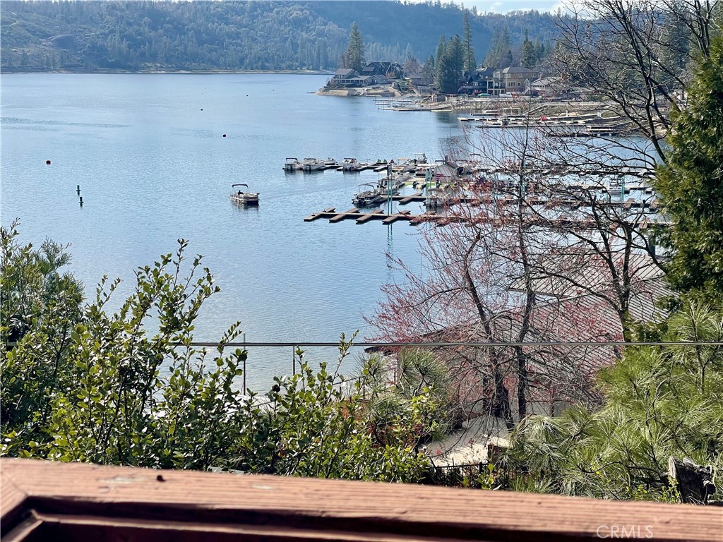 39121 Lake Dr, Bass Lake, CA 93604